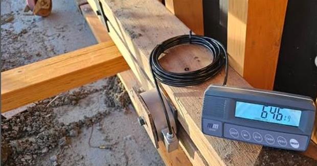 Load cell monitoring hydrostatic pressure on formwork